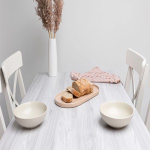 Dekoracja stołu z deską do chleba, miskami i wazonem na folii samoprzylepne.