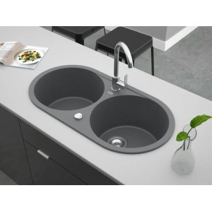 Szary zlewozmywak granitowy t.b.t. z dwoma komorami i baterią na blacie kuchennym.