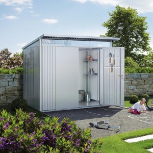 Metalowy domek narzędziowy Biohort AvantGarde A8, srebrno-metaliczny z otwartymi drzwiami dwuskrzydłowymi i dzieckiem w ogrodzie.