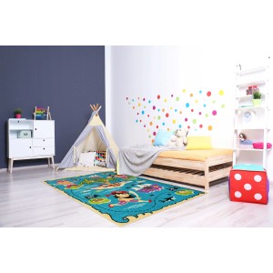 Pokój dziecięcy z niebieskim, wzorzystym dywanem i zabawkami.