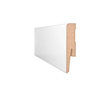 Biała listwa przypodłogowa (t.b.t.) z bliska, widoczny rdzeń MDF.