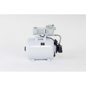 Biała pompa hydroforowa do zaopatrywania w wodę domu i ogrodu.