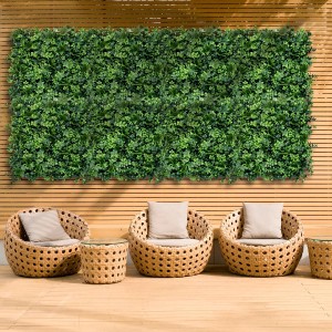 Zielona mata t.b.t. jako ekran prywatności na drewnianej ścianie w ogrodzie.