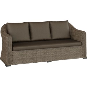 Brązowa sofa ogrodowa t.b.t. z rattanu z poduszkami, część zestawu mebli ogrodowych.