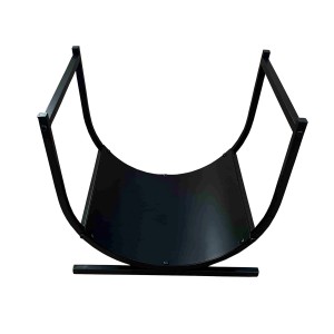 Czarny metalowy stojak na drewno do akcesoriów kominkowych.