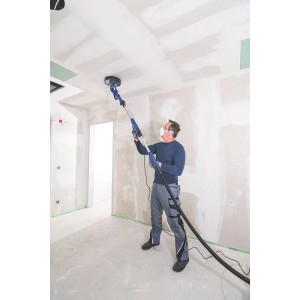 Mężczyzna szlifuje sufit szlifierką do gipsu. Kategoria: Szlifierki.