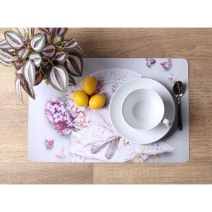 Dekoracyjna podkładka na stół we wzory kwiatowe, cytryna, filiżanka i łyżka.
