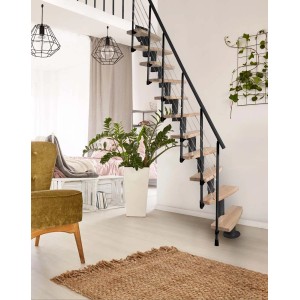 t.b.t. Schody wewnętrzne z drewnianymi stopniami i czarną balustradą w salonie.