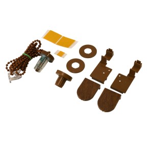 Zestaw akcesoriów do rolet: łańcuszek, paski klejące, brązowe elementy montażowe.