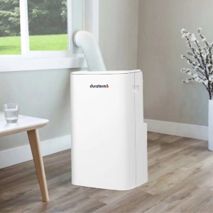 Biały, przenośny klimatyzator z rurą odprowadzającą powietrze w oknie. Klimatyzacja do wnętrz.