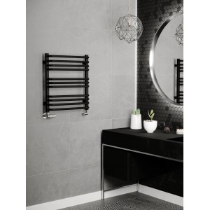 Czarny grzejnik t.b.t. jako suszarka do ręczników w nowoczesnej łazience.