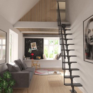 Czarne schody t.b.t. w nowoczesnym salonie z sofą i biurkiem przy oknie.