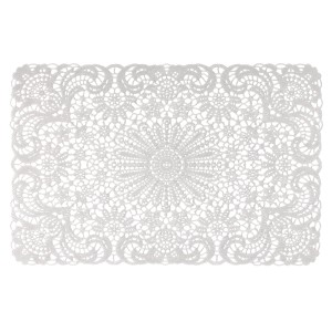 Biała podkładka t.b.t. z delikatnym wzorem koronkowym, idealna jako dekoracja stołu.