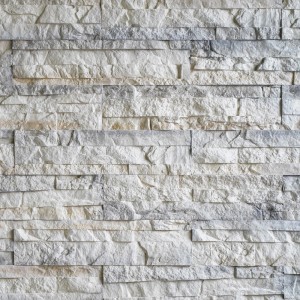 Ściana z jasnoszarych kamieni dekoracyjnych i klinkierów t.b.t.