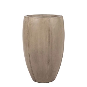 Wysoka, beżowa donica t.b.t. z pionowymi rowkami.