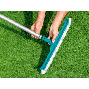 Szczotka do basenu Bestway Flowclear z teleskopowym drążkiem do czyszczenia basenu.