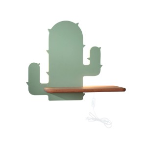 Zielona lampa ścienna LED w kształcie kaktusa do pokoju dziecięcego z drewnianą półką.