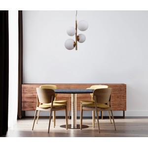 Nowoczesna lampa wisząca z czterema białymi kulami i złotą ramą nad stołem jadalnym.