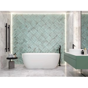 Łazienka z turkusowymi płytkami ściennymi t.b.t. ułożonymi w jodełkę.