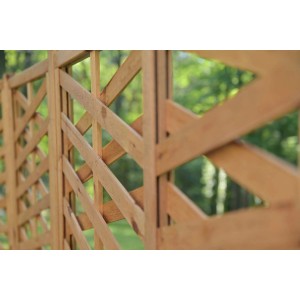 Drewniana kratka do ogrodu i pergoli, naturalne drewno z rombowym wzorem.
