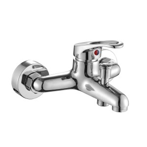 Błyszcząca, chromowana bateria wannowa t.b.t. do montażu na ścianie.