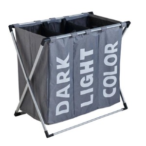 Szary kosz na pranie z 3 przegródkami (ciemne, jasne, kolorowe) do akcesoriów łazienkowych.