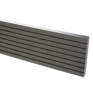 Szara deska tarasowa t.b.t. z rowkowaną powierzchnią.