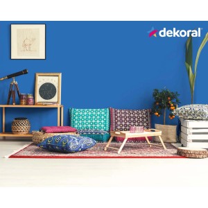 Niebieski pokój z dekoracją i kolorowymi farbami ściennymi.