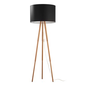 Czarna lampa podłogowa t.b.t. z drewnianą podstawą do salonu.