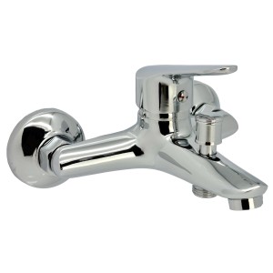 Błyszcząca, chromowana bateria wannowa t.b.t. do montażu ściennego.