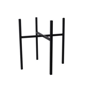 Czarny metalowy stojak na kwiaty t.b.t. do użytku wewnętrznego.