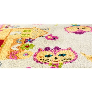 Zbliżenie dywanu z krótkim włosiem z kolorowymi motywami kotów i domów.