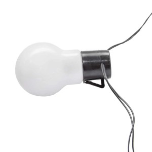 Zbliżenie pojedynczej żarówki z solarnego łańcucha świetlnego t.b.t.