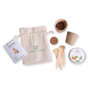 Zestaw t.b.t. z nasionami, doniczkami rozsadowymi, tabletką ziemi, etykietami do roślin i woreczkiem.