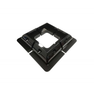 Czarne złącza narożne do modułów fotowoltaicznych.