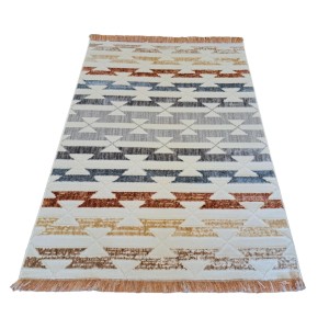 Dywan z krótkim włosiem t.b.t. z etnicznym wzorem w kolorze beżowym, brązowym i niebieskim.