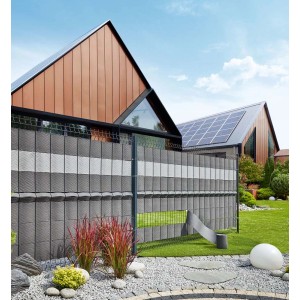 Szaro-biała mata na ogrodzenie w ogrodzie.