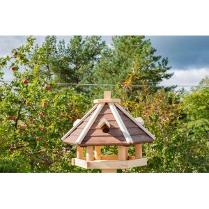 Drewniany karmnik dla ptaków z brązowym dachem do ogrodu.