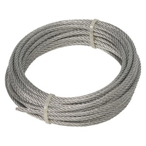 Zwinięta lina stalowa, srebrna, do różnych zastosowań.