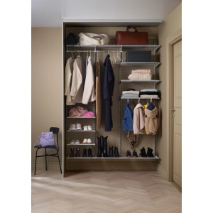 Otwarty system szafy z ubraniami, butami i torbami na półkach i drążkach.