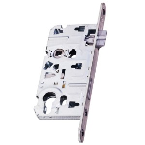 Zbliżenie srebrnego zamka do drzwi (t.b.t.) do drzwi wewnętrznych.