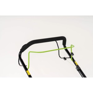 Zbliżenie uchwytu kosiarki spalinowej t.b.t. Czarny z zielonymi akcentami.