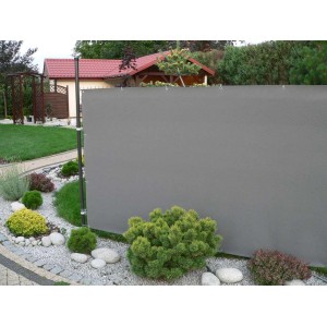 Szary ekran prywatności jako ogrodzenie z montażem na zewnątrz.