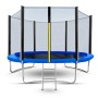 Niebieska trampolina z siatką zabezpieczającą i drabinką do zabawy w ogrodzie.