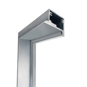 Zbliżenie srebrnej ościeżnicy drzwiowej. Odpowiednia do drzwi wewnętrznych.