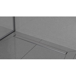 Elegancki, wpuszczany odpływ liniowy t.b.t. ze stali nierdzewnej w nowoczesnej łazience.