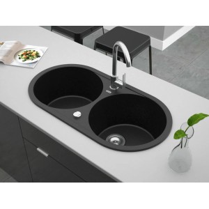 Czarny zlewozmywak granitowy t.b.t. z dwiema komorami i baterią na blacie kuchennym.