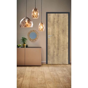 Nowoczesny salon z drewnianymi drzwiami, komodą i geometrycznymi lampami wiszącymi.