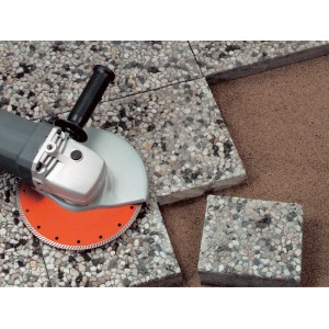 Szlifierka kątowa z diamentową tarczą tnącą płyty kamienne.