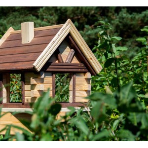 Drewniany karmnik dla ptaków w ogrodzie, naturalny wygląd. Idealny dla dzikich ptaków.